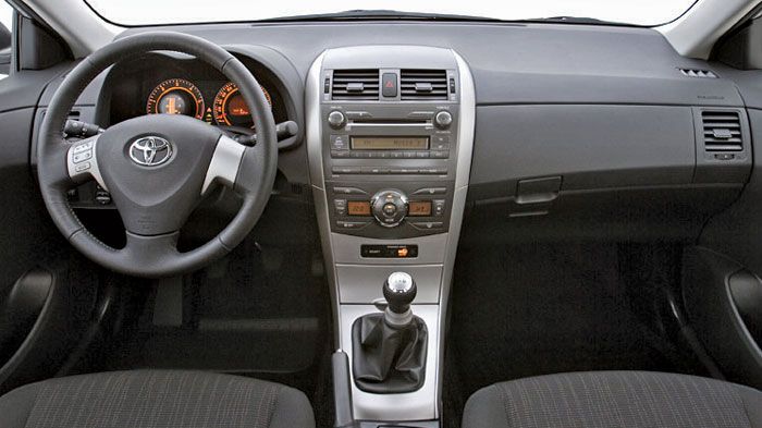 Η εικόνα στο εσωτερικό του Corolla είναι μοντέρνα και τα υλικά κατασκευής έχουν πολύ καλή ποιότητα και συναρμογή.